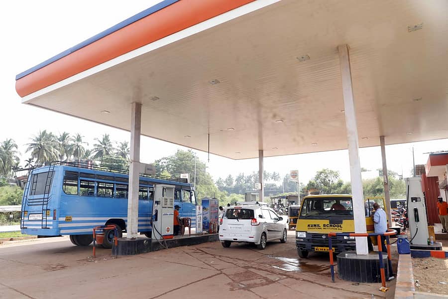 ತಲಪಾಡಿಯಲ್ಲಿ ಪೆಟ್ರೋಲ್ ಬಂಕ್ ವಾಹನಗಳಿಂದ ತುಂಬಿದೆ