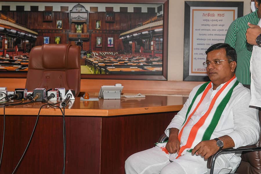 ಪ್ರಮಾಣ ಸ್ವೀಕಾರದ ವೇಳೆ ಗೈರಾಗಿ ಬಳಿಕ ಸಭಾಧ್ಯಕ್ಷ ವಿಶ್ವೇಶ್ವರ ಹೆಗಡೆ ಕಾಗೇರಿ ಅವರನ್ನು ಭೇಟಿಯಾಗಲು ಕಾದು ಕುಳಿತ ಹಾನಗಲ್ನ ನೂತನ ಶಾಸಕ ಶ್ರೀನಿವಾಸ ಮಾನೆ.