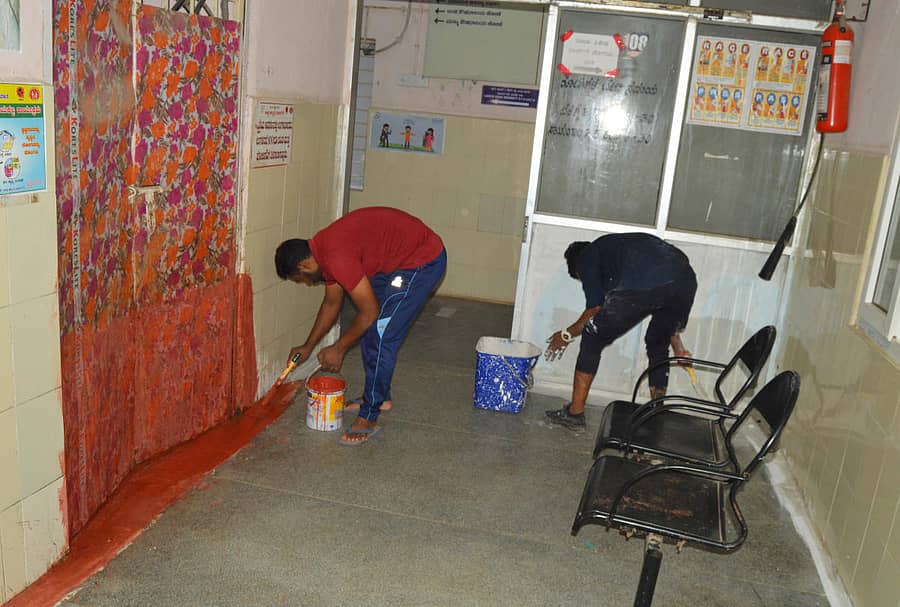 ಯಾದಗಿರಿ ಹಳೆ ಜಿಲ್ಲಾಸ್ಪತ್ರೆಯಲ್ಲಿ ಅಧಿಕಾರಿಗಳ ತಂಡ ಭೇಟಿ ಕಾರಣ ಬಣ್ಣ ಬಳಿಯಲಾಯಿತು