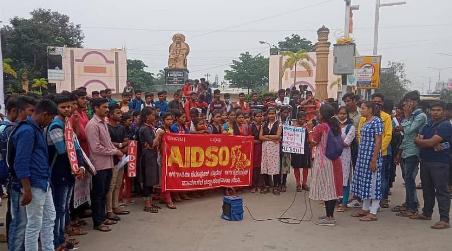 ಅಖಿಲ ಕರ್ನಾಟಕ ವಿದ್ಯಾರ್ಥಿಗಳ ಪ್ರತಿಭಟನಾ ದಿನದ ಅಂಗವಾಗಿ ರಾಷ್ಟ್ರೀಯ ಶಿಕ್ಷಣ ನೀತಿಯನ್ನು ವಿರೋಧಿಸಿ, ಬಸ್ಪಾಸ್ಗೆ ಆಗ್ರಹಿಸಿ ಎಐಡಿಎಸ್ಒ ನೇತೃತ್ವದಲ್ಲಿ ವಿದ್ಯಾರ್ಥಿಗಳು ಗುರುವಾರ ದಾವಣಗೆರೆ ಜಯದೇವ ಸರ್ಕಲ್ನಲ್ಲಿ ಪ್ರತಿಭಟನೆ ನಡೆಸಿದರು.