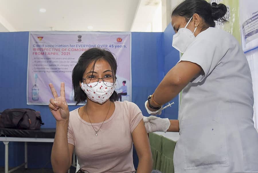 ಗುವಾಗತಿಯಲ್ಲಿ ಕೋವಿಡ್–19 ಲಸಿಕೆ ಹಾಕಿಸಿಕೊಳ್ಳುತ್ತಿರುವ ಮಹಿಳೆ