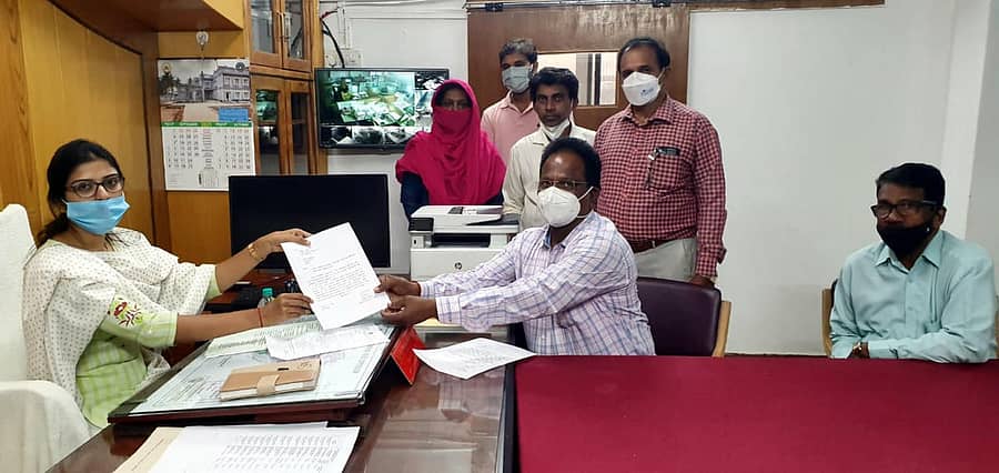 ಅಂಗವಿಕಲರಿಗೆ ವಿದ್ಯುತ್ ಚಾಲಿತ ವಾಹನಗಳನ್ನು ನೀಡಬೇಕು ಎಂದು ಒತ್ತಾಯಿಸಿ ಜನಶಕ್ತಿ ವೇದಿಕೆಯ ಅಧ್ಯಕ್ಷ ಮಾಧವ ನಾಯಕ ಅವರು ಉಪ ವಿಭಾಗಾಧಿಕಾರಿ ವಿದ್ಯಾಶ್ರೀ ಚಂದರಗಿ ಅವರಿಗೆ ಶುಕ್ರವಾರ ಮನವಿ ಸಲ್ಲಿಸಿದರು