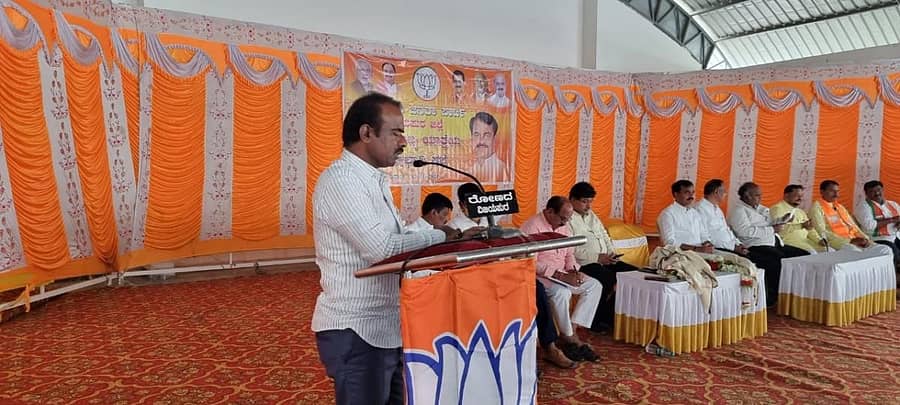 ವಿಜಯಪುರ ನಗರದ ಸಾಯಿವಿಹಾರ ಮಂಗಲ ಕಾರ್ಯಾಲಯದಲ್ಲಿ ಬಿಜೆಪಿ ಜನ ಸ್ವರಾಜ ಸಮಾವೇಶದ ಪೂರ್ವ ಭಾವಿ ಸಭೆಯಲ್ಲಿ ರಾಜ್ಯ ಬಿಜೆಪಿ ಪ್ರಧಾನ ಕಾರ್ಯದರ್ಶಿ, ವಿಧಾನ ಪರಿಷತ್ ಸದಸ್ಯ ಎನ್. ರವಿಕುಮಾರ್ ಮಾತನಾಡಿದರು