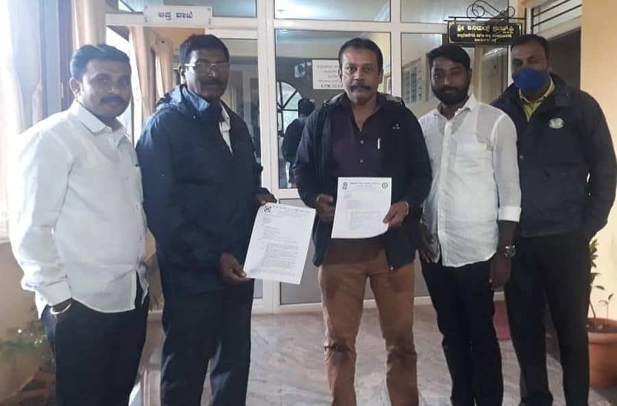 ಕರ್ನಾಟಕ ರಾಜ್ಯ ಸರ್ಕಾರಿ ಎಸ್ಸಿ/ಎಸ್ಟಿ ನೌಕರರ ಸಮನ್ವಯ ಸಮಿತಿ ಮುಖಂಡರು ಶುಕ್ರವಾರ ಹೊಸಪೇಟೆಯಲ್ಲಿ ಜಿಲ್ಲಾಧಿಕಾರಿ ಕಚೇರಿಯ ಅಧಿಕಾರಿಗೆ ಮನವಿ ಪತ್ರ ಸಲ್ಲಿಸಿದರು