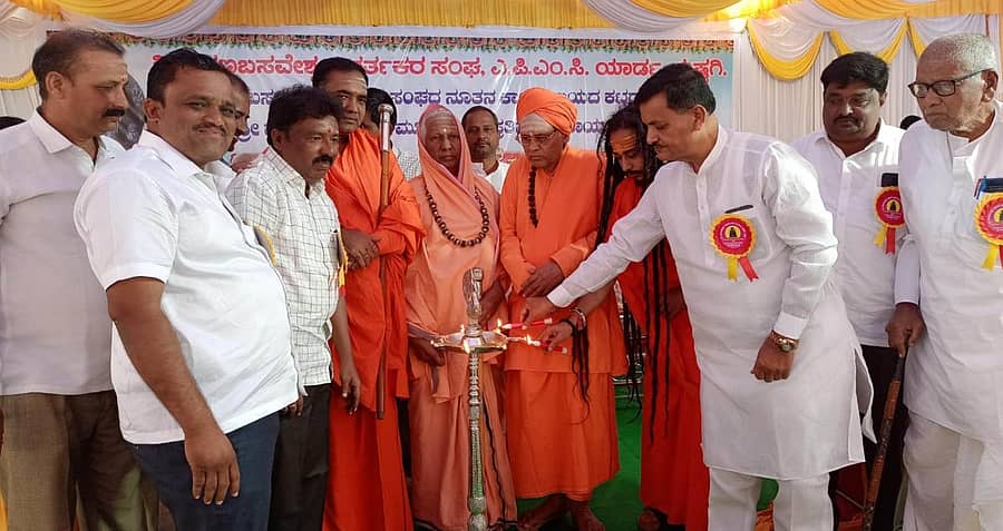 ಕುಷ್ಟಗಿಯ ಎಪಿಎಂಸಿ ಪ್ರಾಂಗಣದಲ್ಲಿ ವರಸಿದ್ಧಿ ವಿನಾಯಕ ಮೂರ್ತಿ ಪ್ರತಿಷ್ಠಾಪನೆ ಮತ್ತು ಶರಣಬಸವೇಶ್ವರ ವರ್ತಕರ ಸಂಘದ ಕಚೇರಿ ಕಟ್ಟಡ ಉದ್ಘಾಟನೆಯಲ್ಲಿ ವಿವಿಧ ಮಠಾಧೀಶರು, ಪ್ರಮುಖರು ಇದ್ದರು