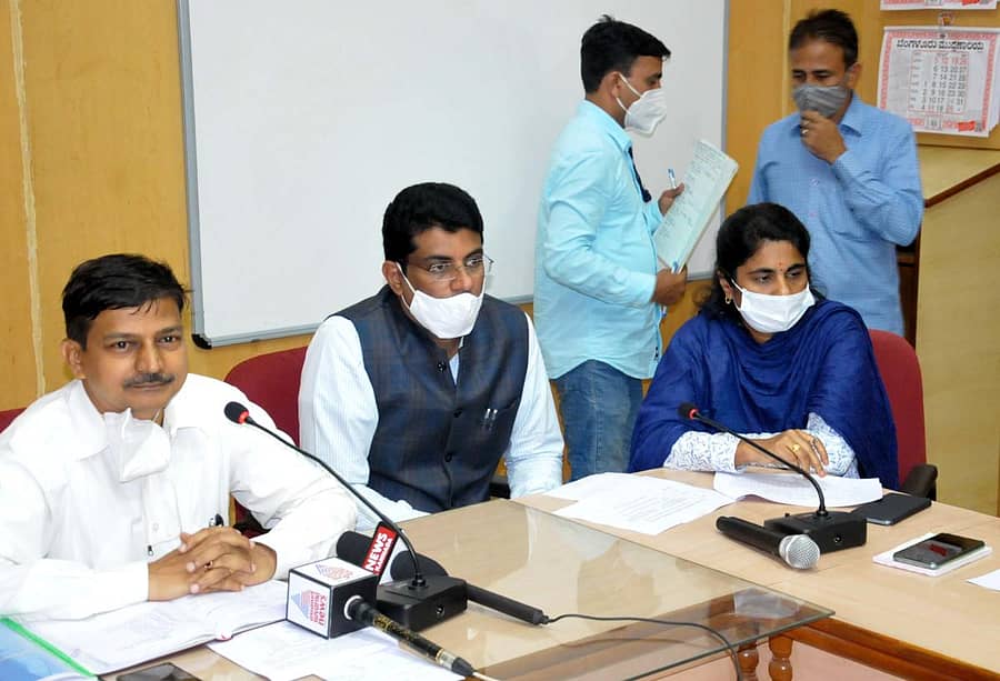 ಚಿಕ್ಕಮಗಳೂರಿನ ಜಿಲ್ಲಾಧಿಕಾರಿ ಕಚೇರಿ ಸಭಾಂಗಣದಲ್ಲಿ ಶುಕ್ರವಾರ ಜಿಲ್ಲಾಧಿಕಾರಿ ಕೆ.ಎನ್. ರಮೇಶ್ ಅವರು ವಿಧಾನ ಪರಿಷತ್ ಚುನಾವಣೆ ಮಾಹಿತಿ ನೀಡಿದರು. ಜಿಲ್ಲಾ ಪಂಚಾಯಿತಿ ಮುಖ್ಯ ಕಾರ್ಯನಿರ್ವಹಣಾಧಿಕಾರಿ ಜಿ.ಪ್ರಭು, ಹೆಚ್ಚುವರಿ ಜಿಲ್ಲಾಧಿಕಾರಿ ಬಿ.ಆರ್. ರೂಪಾ ಇದ್ದರು.