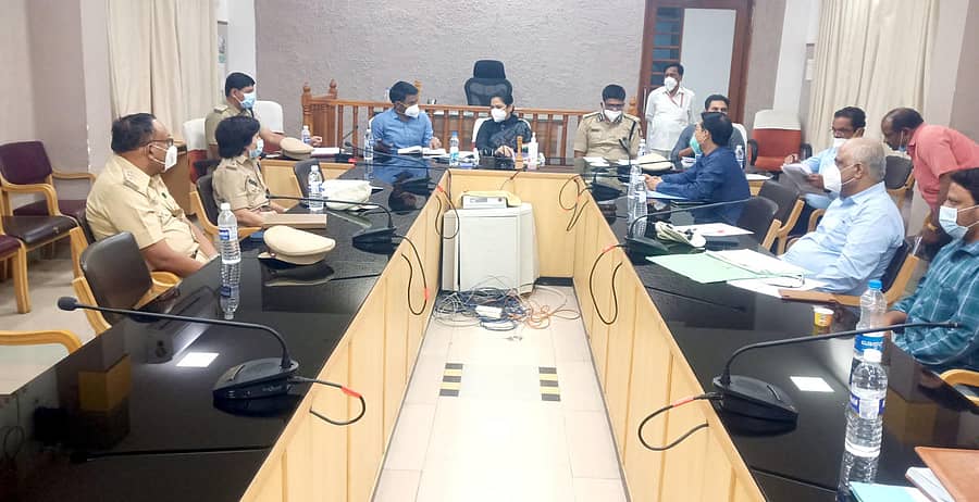 ವಿಧಾನ ಪರಿಷತ್ (ಸ್ಥಳೀಯ ಸಂಸ್ಥೆ) ಚುನಾವಣೆಯ ನೀತಿ- ಸಂಹಿತೆ ಜಾರಿ ಕುರಿತು ಕಲಬುರಗಿಯಲ್ಲಿ ಶುಕ್ರವಾರ ನಡೆದ ಸಭೆಯಲ್ಲಿ ಜಿಲ್ಲಾಧಿಕಾರಿ ವಿ.ವಿ.ಜ್ಯೋತ್ಸ್ನಾ ಮಾತನಾಡಿದರು