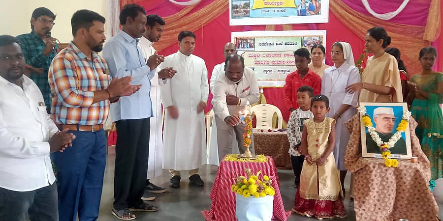 ಕವಿತಾಳದ ನವಚೇತನ ಶಾಲೆಯಲ್ಲಿ ಶನಿವಾರ ನಡೆದ ಮಕ್ಕಳ ದಿನಾಚರಣೆ ಕಾರ್ಯಕ್ರಮವನ್ನು ಸಿಆರ್ಪಿ ಹುಸೇನ್ ಬಾಶಾ ಉದ್ಘಾಟಿಸಿದರು