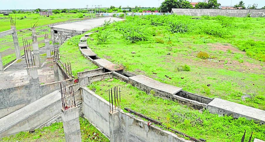 ವಿಜಯಪುರದಲ್ಲಿ ನನೆಗುದಿಗೆ ಬಿದ್ದಿರುವ ಸೈಕ್ಲಿಂಗ್ ವೆಲೋಡ್ರೊಮ್ ಕಾಮಗಾರಿ –ಪ್ರಜಾವಾಣಿ ಚಿತ್ರ: ಸಂಜೀವ ಅಕ್ಕಿ