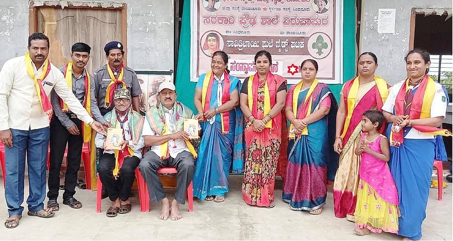 ತಾಲ್ಲೂಕಿನ ವಿರುಪಾಪುರ ಗ್ರಾಮದ ಸರ್ಕಾರಿ ಪ್ರೌಢಶಾಲೆಯಲ್ಲಿ ಶನಿವಾರ ಹಮ್ಮಿಕೊಂಡಿದ್ದ ಸ್ಕೌಟ್ಸ್ ಮತ್ತು ಗೈಡ್ಸ್ ಸಂಸ್ಥಾಪನಾ ದಿನಾಚರಣೆ ಕಾರ್ಯಕ್ರಮದಲ್ಲಿ ಸಂಸ್ಥೆಯ ಅಧ್ಯಕ್ಷ ಎಸ್.ಶರಣೇಗೌಡ ಹಾಗೂ ಕೋಶಾಧ್ಯಕ್ಷ ಎನ್.ಬಿ.ಜೋಶಿ ಅವರನ್ನು ಸನ್ಮಾನಿಸಲಾಯಿತು