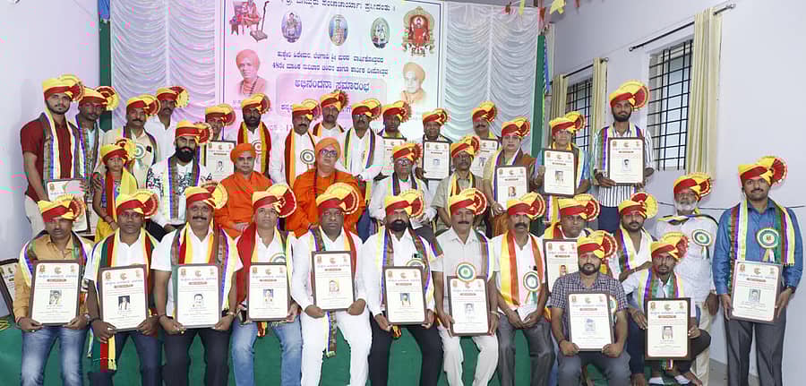 ಬೆಳಗಾವಿಯ ಹುಕ್ಕೇರಿ ಹಿರೇಮಠದಲ್ಲಿ ಕನ್ನಡಪರ ಹೋರಾಟಗಾರರನ್ನು ಅಭಿನಂದಿಸಲಾಯಿತು