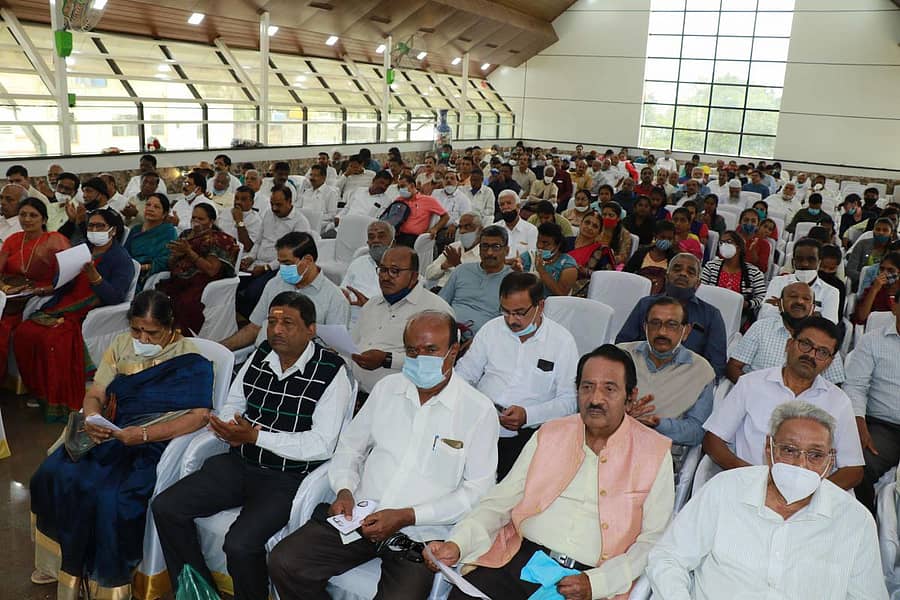 ಹಾಸನದಲ್ಲಿ ನಡೆದ ಖಾದ್ರಿ ಶಾಮಣ್ಣ ಪತ್ರಿಕೋದ್ಯಮ ಪ್ರಶಸ್ತಿ ಪ್ರದಾನ ಸಮಾರಂಭದಲ್ಲಿ ಭಾಗವಹಿಸಿದ್ದಜನರು.