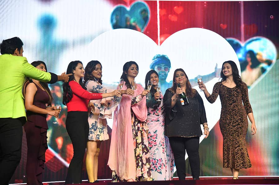 ಬೆಂಗಳೂರಿನ ತಾಜ್ ವೆಸ್ಟ್ ಎಂಡ್ ಹೋಟೆಲ್ನಲ್ಲಿ ಏಕ್ಲವ್ ಯಾ ಚಿತ್ರದ ‘ಎಣ್ಣೆಗೂ ಹೆಣ್ಣಿಗೂ....’ ಹಾಡು ಬಿಡುಗಡೆ ವೇಳೆ ಕಂಡುಬಂದ ದೃಶ್ಯ