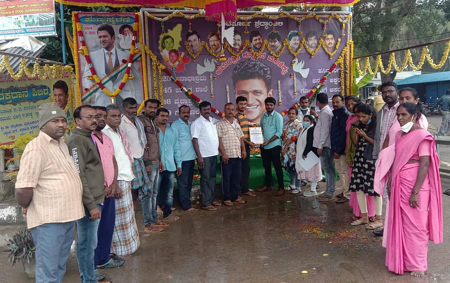 ತುಮಕೂರಿನ ಜಿಲ್ಲಾ ಆಸ್ಪತ್ರೆಯ ರಕ್ತಸಂಗ್ರಹ ನಿಧಿಯ ಪ್ರದೀಪ್ ರಕ್ತದಾನ ಮಾಡಿದ ಗ್ರಾಮಸ್ಥರಿಗೆ ಪ್ರಮಾಣ ಪತ್ರ ನೀಡಿದರು. ನೊಣವಿನಕೆರೆ ಪ್ರಾಥಮಿಕ ಆರೋಗ್ಯ ಕೇಂದ್ರದ ಡಾ.ಚನ್ನಕೇಶವ, ಅಶೋಕ್, ರಮೇಶ್, ಸತೀಶ್, ಸ್ವಾಮಿ, ಕೆ. ಗಂಗಾಧರ್, ಚಂದ್ರಶೇಖರ್ ಇದ್ದರು