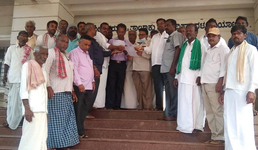 ಹಂಪಿ ಉತ್ಸವ ನಡೆಸಲು ಆಗ್ರಹಿಸಿ ಹೂವಿನಹಡಗಲಿಯಲ್ಲಿ ಕಲ್ಯಾಣ ಕರ್ನಾಟಕ ಕಲಾವಿದರ ಒಕ್ಕೂಟದ ಪದಾಧಿಕಾರಿಗಳು ಶಿರಸ್ತೇದಾರ್‌ಗೆ ಮನವಿ ಸಲ್ಲಿಸಿದರು