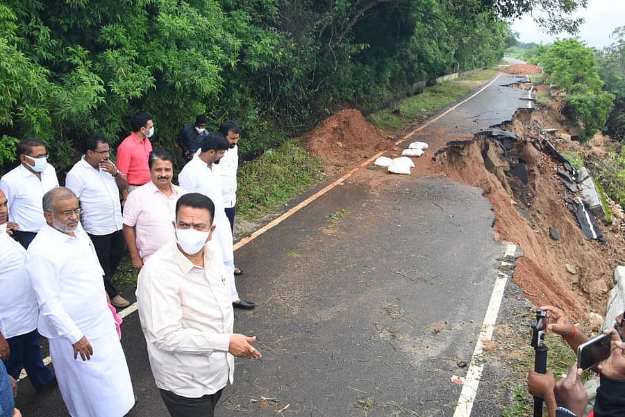 ಚಾಮುಂಡಿಬೆಟ್ಟದ ರಸ್ತೆ ಕುಸಿತವನ್ನು ಲೋಕೋಪಯೋಗಿ ಇಲಾಖೆ ಸಚಿವ ಸಿ.ಸಿ.ಪಾಟೀಲ ಅವರು ಶನಿವಾರ ಪರಿಶೀಲಿಸಿದರು. ಶಾಸಕ ಜಿ.ಟಿ.ದೇವೇಗೌಡ, ಮುಡಾ ಅಧ್ಯಕ್ಷ ಎಚ್.ವಿ.ರಾಜೀವ್, ಸಂಸದ ಪ್ರತಾಪಸಿಂಹ ಇದ್ದಾರೆ