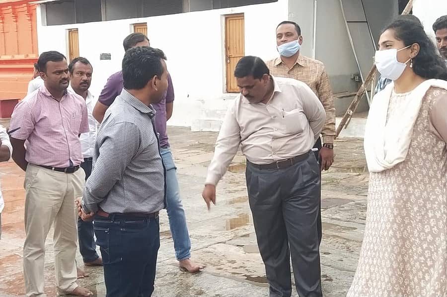 ಜಿಲ್ಲಾಧಿಕಾರಿ ವಿಕಾಸ್ ಕಿಶೋರ್ ಸುರಳ್ಕರ್ ಅವರು ಕಾಮಗಾರಿ ವೀಕ್ಷಿಸಿದರು