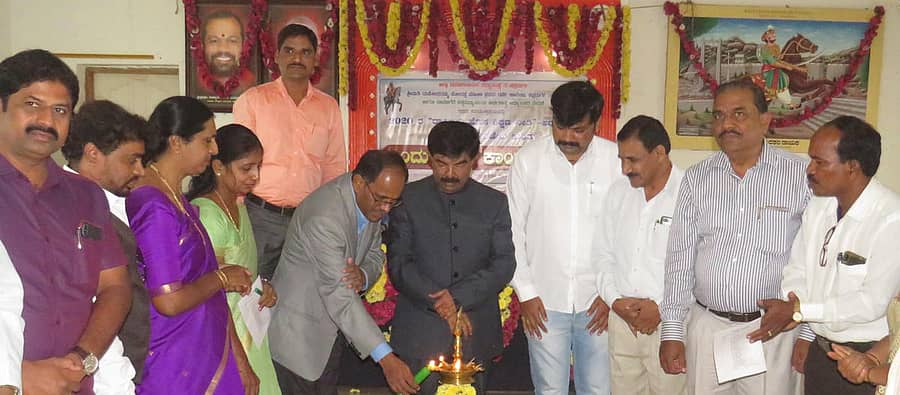 ಚಿತ್ರದುರ್ಗದಲ್ಲಿ ನೂತನ ರಾಷ್ಟ್ರೀಯ ಶಿಕ್ಷಣ ನೀತಿ ಕುರಿತು ಅರ್ಥಶಾಸ್ತ್ರ ಪಠ್ಯಕ್ರಮ ವಿಶ್ಲೇಷಣೆ ಸಂಬಂಧ ಶನಿವಾರ ನಡೆದ ಒಂದು ದಿನದ ಕಾರ್ಯಾಗಾರವನ್ನು ದಾವಣಗೆರೆ ವಿಶ್ವವಿದ್ಯಾಲಯದ ಪ್ರಾಧ್ಯಾಪಕ ಪ್ರೊ.ಕೆ.ಬಿ. ರಂಗಪ್ಪ ಉದ್ಘಾಟಿಸಿದರು. ಶಿವಮೊಗ್ಗ ಕುವೆಂಪು ವಿಶ್ವವಿದ್ಯಾಲಯದ ಕುಲಪತಿ ಪ್ರೊ.ಬಿ.ಪಿ. ವೀರಭದ್ರಪ್ಪ ಇದ್ದರು.