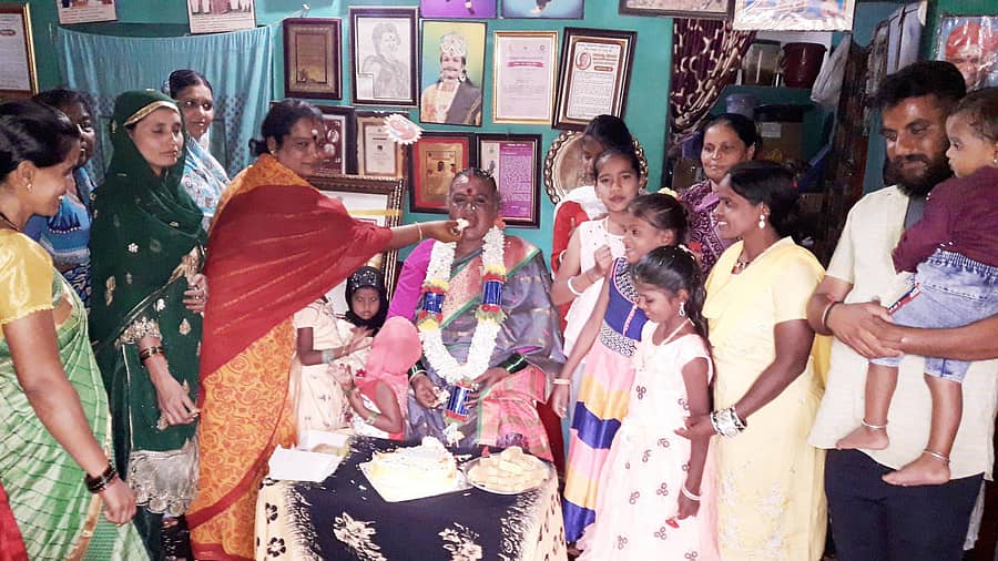 ಪದ್ಮಶ್ರೀ ಪ್ರಶಸ್ತಿ ಪಡೆದ ನಂತರ ಮರಿಯಮ್ಮನಹಳ್ಳಿಗೆ ಮರಳಿದ ಮಂಜಮ್ಮ ಜೋಗತಿ ಅವರಿಗೆ ವಾರ್ಡ್ ಮಹಿಳೆಯರು ಕೇಕ್ ತಿನ್ನಿಸಿ ಶುಭ ಕೋರಿದರು