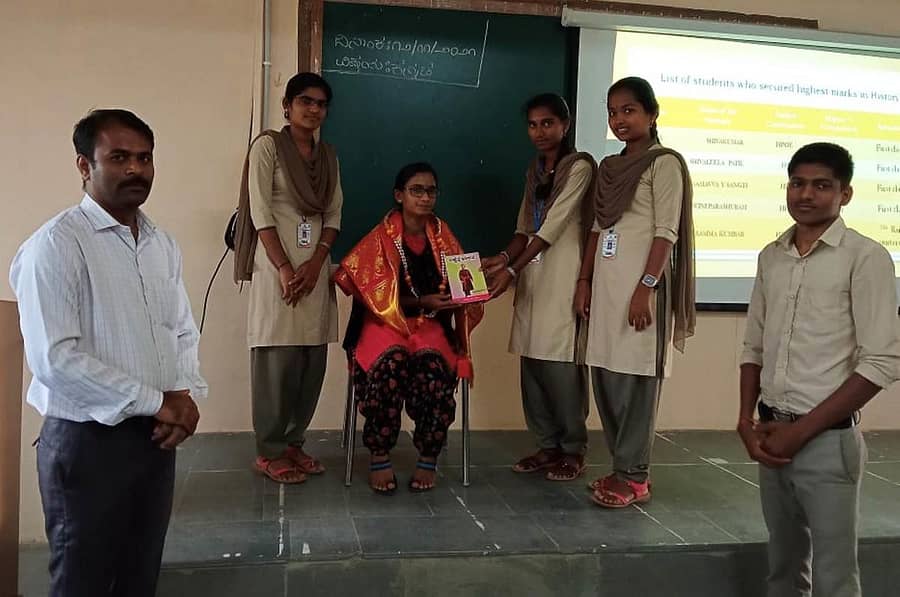 ಕೊಪ್ಪಳದ ಎಸ್.ಜಿ. ಕಾಲೇಜಿನಲ್ಲಿ ಟಾಕ್ ವಿತ್ ಟಾಪರ್ ಸಂವಾದದ ಬಳಿಕ ಗೌರಮ್ಮ ಕುಂಬಾರ ಅವರನ್ನು ಗೌರವಿಸಲಾಯಿತು