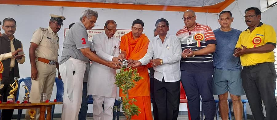 ಮಸ್ಕಿಯಲ್ಲಿ ಭಾನುವಾರ ನಡೆದ ಮ್ಯಾರಥಾನ್ ಓಟದ ಸ್ಪರ್ಧೆಗೆ ಮಾಜಿ ಶಾಸಕ ಪ್ರತಾಪಗೌಡ ಪಾಟೀಲ್ ಹಾಗೂ ಗಣ್ಯರು ಚಾಲನೆ ನೀಡಿದರು