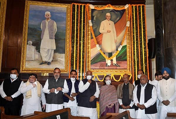 ನವದೆಹಲಿಯ ಸಂಸತ್ ಭವನದಲ್ಲಿ ಭಾನುವಾರ ದೇಶದ ಮೊದಲ ಪ್ರಧಾನಿ ಜವಾಹರಲಾಲ್ ನೆಹರು ಅವರ ಜನ್ಮ ದಿನಾಚರಣೆಯ ಕಾರ್ಯಕ್ರಮದಲ್ಲಿ ಕಾಂಗ್ರೆಸ್ ಅಧ್ಯಕ್ಷೆ ಸೋನಿಯಾ ಗಾಂಧಿ, ಪಕ್ಷದ ನಾಯಕರಾದ ಮಲ್ಲಿಕಾರ್ಜುನ ಖರ್ಗೆ, ಜೆ.ಪಿ. ಅಗರ್ವಾಲ್ ಹಾಗೂ ಮತ್ತಿತರರು ಪಾಲ್ಗೊಂಡಿದ್ದರು. –ಪಿಟಿಐ ಚಿತ್ರ