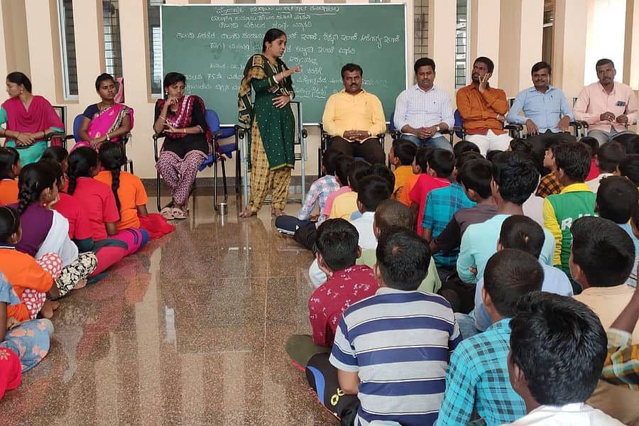 ಕವಿತಾಳದಲ್ಲಿ ಈಚೆಗೆ ನಡೆದ ಕಾನೂನು ಅರಿವು– ನೆರವು ಕಾರ್ಯಕ್ರಮದಲ್ಲಿ ಸಹಾಯಕ ಸರ್ಕಾರಿ ಅಭಿಯೋಜಕಿ ಅರ್ಚನಾ ಹನುಮೇಶ ಮಾತನಾಡಿದರು