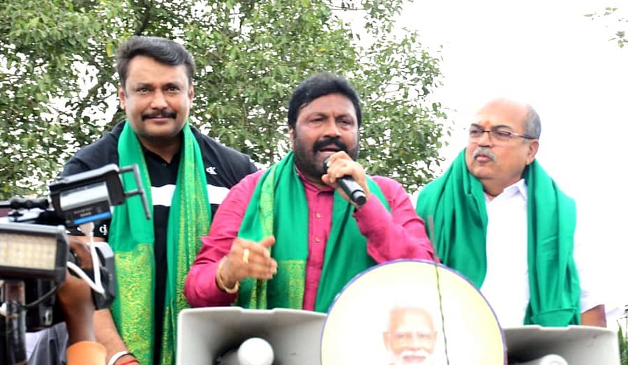 ಹಿರೇಕೆರೂರು ತಾಲ್ಲೂಕಿನ ಚಿನ್ನಮುಳಗುಂದ ಗ್ರಾಮದಲ್ಲಿ ಭಾನುವಾರ ನಡೆದ ‘ರೈತರೊಂದಿಗೆ ಒಂದು ದಿನ’ ಕಾರ್ಯಕ್ರಮದಲ್ಲಿ ಕೃಷಿ ಸಚಿವ ಬಿ.ಸಿ. ಪಾಟೀಲ ಮಾತನಾಡಿದರು. ಚಿತ್ರನಟ ದರ್ಶನ್, ರಾಜ್ಯ ಉಗ್ರಾಣ ನಿಗಮದ ಅಧ್ಯಕ್ಷ ಯು.ಬಿ.ಬಣಕಾರ ಇದ್ದಾರೆ