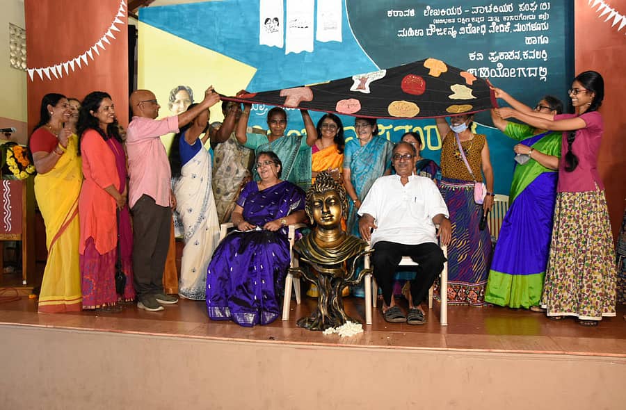 ಮಂಗಳೂರಿನ ಶಾಂತಿಕಿರಣದಲ್ಲಿ ಭಾನುವಾರ ಹಮ್ಮಿಕೊಂಡಿದ್ದ ಅಭಿನಂದನಾ ಸಮಾರಂಭದಲ್ಲಿ ವಿಶ್ರಾಂತ ಕುಲಪತಿ ಪ್ರೊ.ಸಬಿಹಾ ಭೂಮಿಗೌಡ ದಂಪತಿಯನ್ನು ನುಡಿ ಬಾಗಿನ ಮತ್ತು ಉಡಿ ಬಾಗಿನದ ಮೂಲಕ ಅಭಿನಂದಿಸಲಾಯಿತು. ಪತ್ರಕರ್ತ ದಿನೇಶ್‌ ಅಮೀನ್‌ಮಟ್ಟು, ಇಂದಿರಾ ಕೃಷ್ಣಪ್ಪ, ಡಾ.ಶಶಿಕಲಾ ಗುರುಪುರ, ಎಂ.ಎನ್‌.ಸುಮನಾ, ಎ.ಪಿ. ಮಾಲತಿ ಇದ್ದರು. –‌ಪ್ರಜಾವಾಣಿ ಚಿತ್ರ