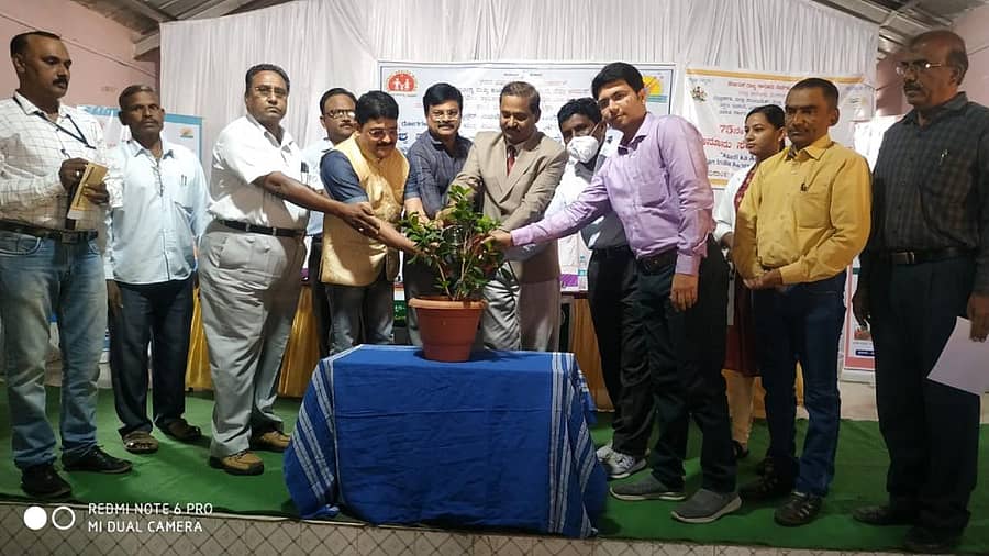 ಗದಗ ನಗರದ ರೈಲ್ವೆ ಕಮ್ಯುನಿಟಿ ಹಾಲ್‌ನಲ್ಲಿ ಭಾನುವಾರ ನಡೆದ ವಿಶ್ವ ಮಧುಮೇಹ ದಿನಾಚರಣೆ ಹಾಗೂ ಜಾಗೃತಿ ಕಾರ್ಯಕ್ರಮವನ್ನು ಜಿಲ್ಲಾ ಕಾನೂನು ಸೇವೆಗಳ ಪ್ರಾಧಿಕಾರದ ಸದಸ್ಯ ಕಾರ್ಯದರ್ಶಿ ಎಸ್‌.ಜಿ. ಸಲಗರೆ ಉದ್ಘಾಟಿಸಿದರು. ಡಿಎಚ್‌ಒ ಡಾ. ಜಗದೀಶ್‌ ನುಚ್ಚಿನ ಇದ್ದಾರೆ