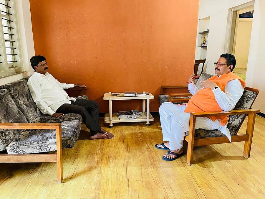 ವಿಜಯಪುರ ನಗರದ ಹೊರವಲಯದಲ್ಲಿರುವ ಶಾಸಕ ಬಸನಗೌಡ ಪಾಟೀಲ ಯತ್ನಾಳ ಅವರ ತೋಟದ ಮನೆಗೆ ಭಾನುವಾರ ಭೇಟಿ ನೀಡಿದ ಮಾಜಿ ಸಚಿವ ರಮೇಶ ಜಾರಕಿಹೊಳಿ  ಚರ್ಚೆ ನಡೆಸಿದರು