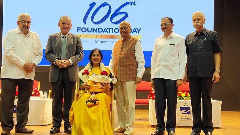 ಕೆಎಲ್ಇ ಸಂಸ್ಥೆಯ ಕಾರ್ಯಾಧ್ಯಕ್ಷ ಪ್ರಭಾಕರ ಕೋರೆ ಅವರು ಸಂಸ್ಥೆಯ ಸಂಸ್ಥೆಯ 106ನೇ ಸಂಸ್ಥಾಪನಾ ದಿನಾಚರಣೆ ಕಾರ್ಯಕ್ರಮದಲ್ಲಿ ಡಾ.ಸುಜಾತಾ ಜಾಲಿ ಅವರನ್ನು ಗೌರವಿಸಿದರು. ಡಾ.ಕುಮಾರ್, ಡಾ.ವಿವೇಕ್ ಸಾವೋಜಿ, ಮಹಾಂತೇಶ್ ಕೌಜಲಗಿ ಮತ್ತು ಬಿ.ಜಿ.ದೇಸಾಯಿ ಇದ್ದಾರೆ.