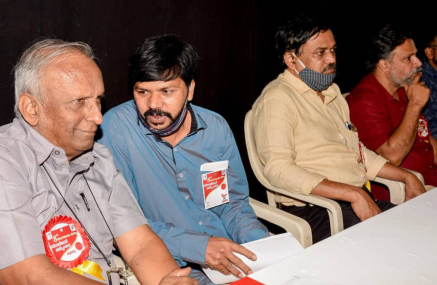 ಕಾರ್ಯಕ್ರಮದಲ್ಲಿ (ಎಡದಿಂದ) ಪ್ರೊ.ಬಾಬು ಮ್ಯಾಥ್ಯು, ಎಐಡಿವೈಒ ಬೆಂಗಳೂರು ಘಟಕದ ಅಧ್ಯಕ್ಷ ಕೃಷ್ಣ, ಎಸ್ಯುಸಿಐ ಕಮ್ಯುನಿಸ್ಟ್ ಪಕ್ಷದ ಎಂ.ಎನ್.ಶ್ರೀರಾಮ್ ಮತ್ತು ಎಐಡಿವೈಓನ ಜಿ.ಎಸ್.ಕುಮಾರ್ ಇದ್ದರು –ಪ್ರಜಾವಾಣಿ ಚಿತ್ರ