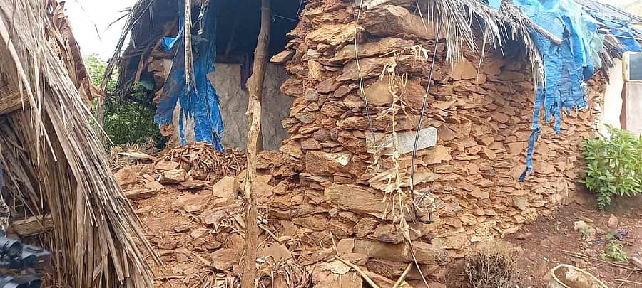 ಹಿರಿಯೂರು ತಾಲ್ಲೂಕಿನ ಕಾರೋಬಯ್ಯನಹಟ್ಟಿಯಲ್ಲಿ ಜಿಟಿಜಿಟಿ ಮಳೆಗೆ ಭಾನುವಾರ ಮನೆಯ ಗೋಡೆ ಕುಸಿದು ಬಿದ್ದಿರುವುದು