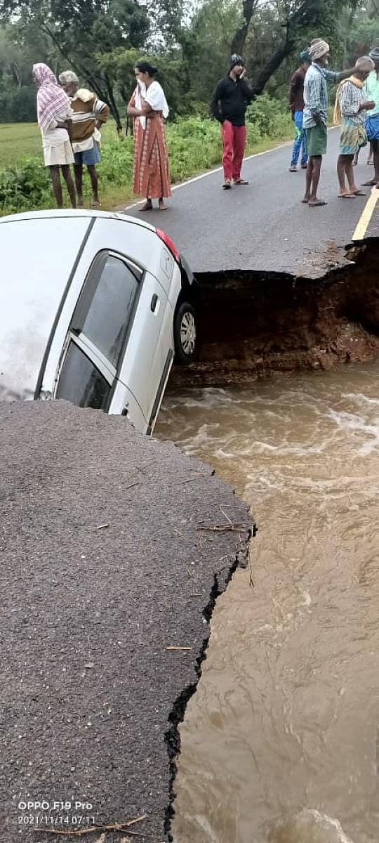 ಕೆ.ಆರ್.ಪೇಟೆ ತಾಲ್ಲೂಕಿನ ಶೀಳನೆರೆ ಹೋಬಳಿಯ ಹುಣಸನಹಳ್ಳಿ ಗ್ರಾಮದಿಂದ ಬಳ್ಳೇಕೆರೆ ಗ್ರಾಮಕ್ಕೆ ಸಂಪರ್ಕ ಕಲ್ಪಿಸುವ ರಸ್ತೆ ಭಾರಿ ಮಳೆಯಿಂದ ಕೊಚ್ಚಿ ಹೋಗಿದೆ