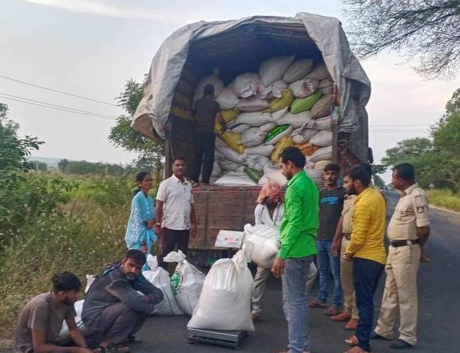 ಔರಾದ್ ಸಮೀಪ ನಾರಾಯಣಪುರ ಬಳಿ ಅಕ್ರಮ ಅಕ್ಕಿ ಸಾಗಿಸುತ್ತಿದ್ದ ಲಾರಿ ಜಪ್ತಿ ಮಾಡಲಾಗಿದೆ
