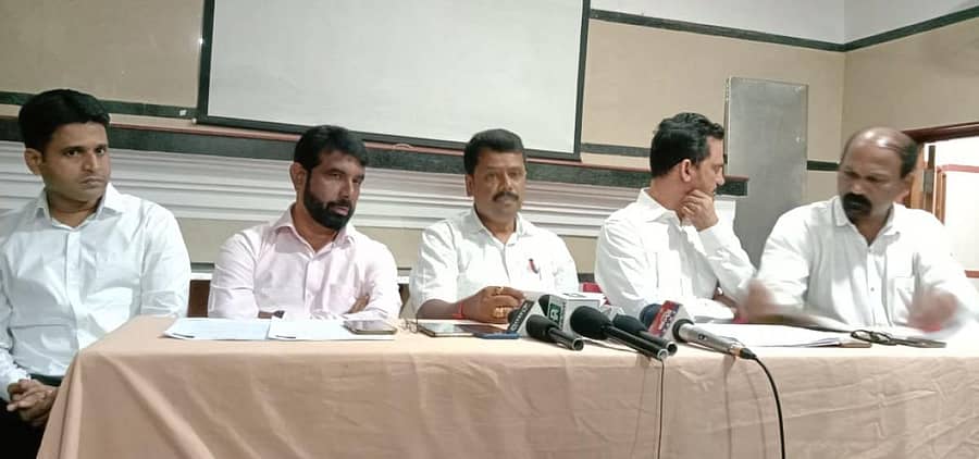 ಕಿದಿಯೂರ್ ಹೋಟೆಲ್ನಲ್ಲಿ ಸೋಮವಾರ ನಡೆದ ಸುದ್ದಿಗೋಷ್ಠಿಯಲ್ಲಿ ಬಿಜೆಪಿ ಜಿಲ್ಲಾ ಘಟಕದ ಅಧ್ಯಕ್ಷ ಕುಯಿಲಾಡಿ ಸುರೇಶ್ ನಾಯಕ್ ಮಾತನಾಡಿದರು.