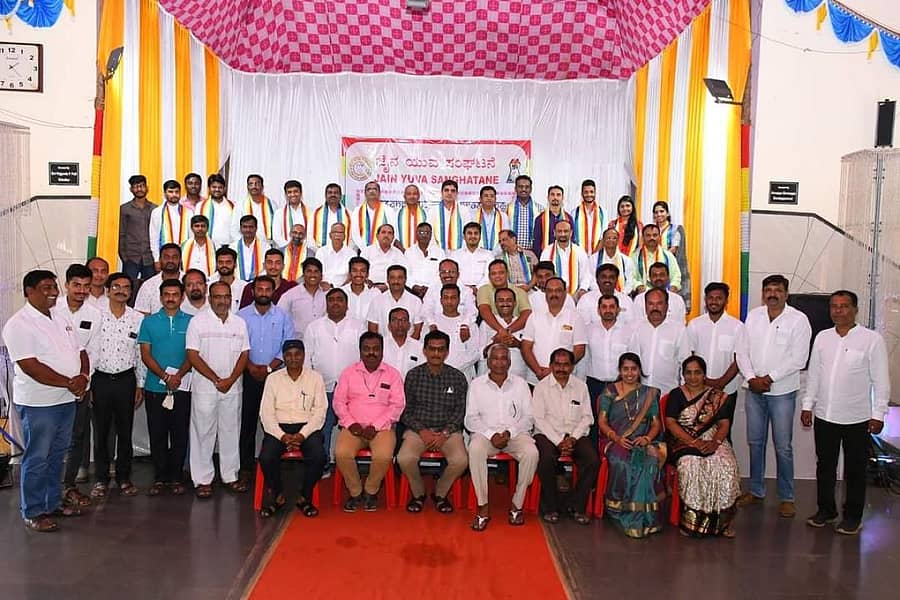 ಬೆಳಗಾವಿಯಲ್ಲಿ ಜೈನ ಯುವ ಸಂಘಟನೆ ವತಿಯಿಂದ ಲೆಕ್ಕಪತ್ರ ಪರಿಶೋಧಕರನ್ನು ಸನ್ಮಾನಿಸಲಾಯಿತು. ಸತೀಶ ಮೆಹತಾ, ವಿಕ್ರಮ ಜೈನ, ಜೆ.ಎ. ಮೆಕ್ಕಳಕಿ, ಬಿ.ಪಿ. ಜಿನಗೌಡ ಇದ್ದಾರೆ