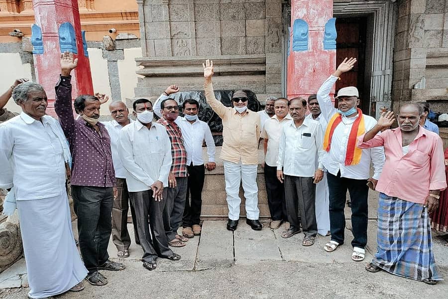 ರಾಜ್ಯದಲ್ಲಿ ಹಿಂದಿ ಹೇರಿಕೆ ವಿರುದ್ಧ ವಾಟಾಳ್ ನಾಗರಾಜ್ ಅವರು ಸೋಮವಾರ ತಮ್ಮ ಬೆಂಬಲಿಗರೊಂದಿಗೆ ಚಾಮರಾಜನಗರದಲ್ಲಿ ಪ್ರತಿಭಟನೆ ನಡೆಸಿದರು