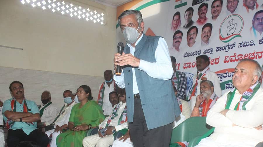 ಕಾಂಗ್ರೆಸ್ ಪಕ್ಷವು ಕೋಲಾರದಲ್ಲಿ ಸೋಮವಾರ ಹಮ್ಮಿಕೊಂಡಿದ್ದ ಬಾಂಗ್ಲಾ ವಿಮೋಚನಾ ದಿನಾಚರಣೆಯಲ್ಲಿ ಎಐಸಿಸಿ ಮುಖಂಡ ಕ್ಯಾಪ್ಟನ್ ದಾವಲ್ ಮಾತನಾಡಿದರು