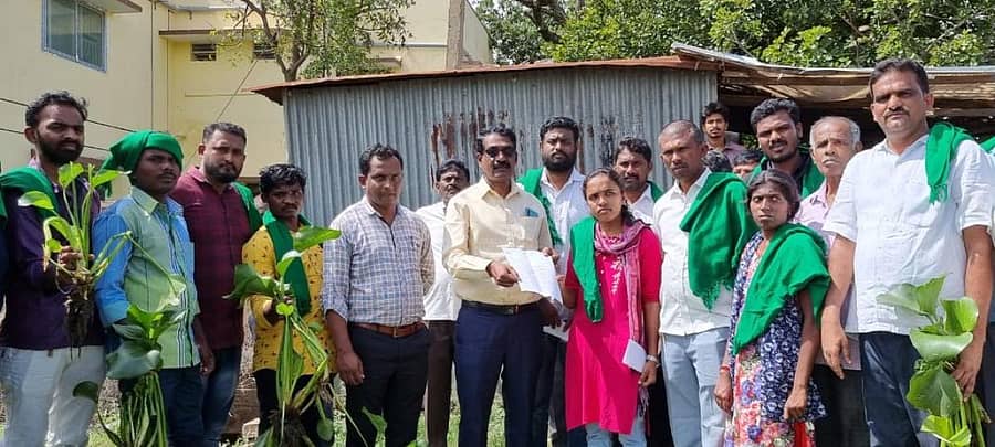 ಕೋಲಾರಮ್ಮ ಕೆರೆಯಲ್ಲಿನ ಕಳೆ ಗಿಡಗಳನ್ನು ತೆರವುಗೊಳಿಸಿ ಕೆರೆ ಅಭಿವೃದ್ಧಿಪಡಿಸುವಂತೆ ಒತ್ತಾಯಿಸಿ ರೈತ ಸಂಘ ಸದಸ್ಯರ ಕೋಲಾರದಲ್ಲಿ ಸೋಮವಾರ ತಹಶೀಲ್ದಾರ್‌ ವಿಲಿಯಮ್‌ ಅವರಿಗೆ ಮನವಿ ಸಲ್ಲಿಸಿದರು