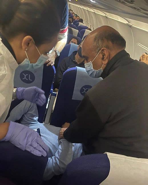 ಅಸ್ವಸ್ಥಗೊಂಡ ಸಹ ಪ್ರಯಾಣಿಕನಿಗೆ ಚಿಕಿತ್ಸೆ ನೀಡುತ್ತಿರುವ ಭಾಗವತ್‌ ಕರಡ್‌ 