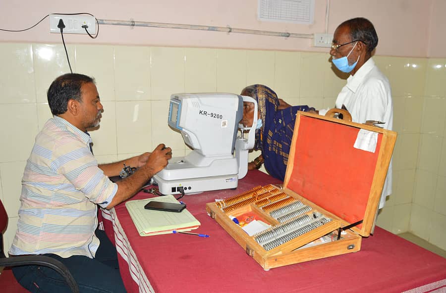 ಯಾದಗಿರಿ ಜಿಲ್ಲಾಸ್ಪತ್ರೆಯಲ್ಲಿ ನೇತ್ರ ತಪಾಸಣೆಗೊಳಗಾದ ಸಾರ್ವಜನಿಕರು ಪ್ರಜಾವಾಣಿ ಚಿತ್ರ: ರಾಜಕುಮಾರ ನಳ್ಳಿಕರ