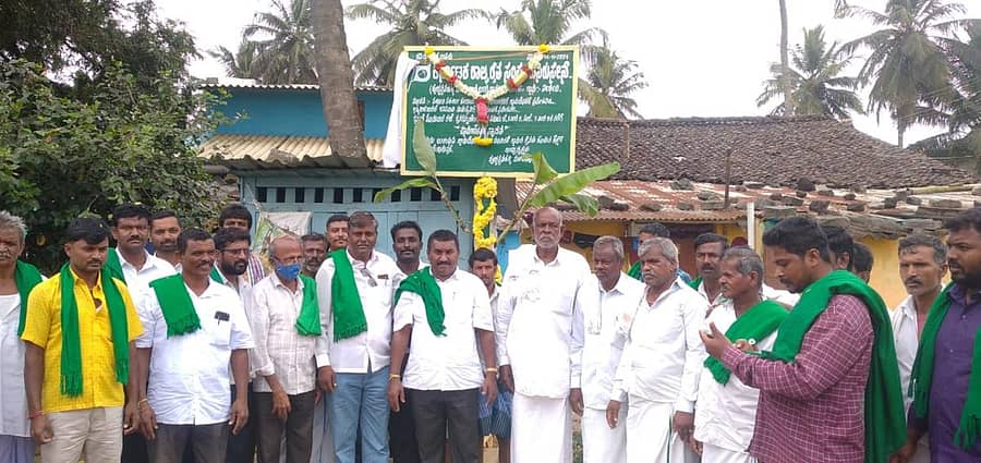 ದಾವಣಗೆರೆ ತಾಲ್ಲೂಕಿನ ನೀರ್ಥಡಿ ಗ್ರಾಮದಲ್ಲಿ ರಾಜ್ಯ ರೈತ ಸಂಘ ಮತ್ತು ಹಸಿರುಸೇನೆಯ ಗ್ರಾಮಶಾಖೆಯನ್ನು ಸಂಘದ ರಾಜ್ಯಾಧ್ಯಕ್ಷ ಹುಚ್ಚವ್ವನಹಳ್ಳಿ ಮಂಜುನಾಥ್ ಉದ್ಘಾಟಿಸಿದರು.