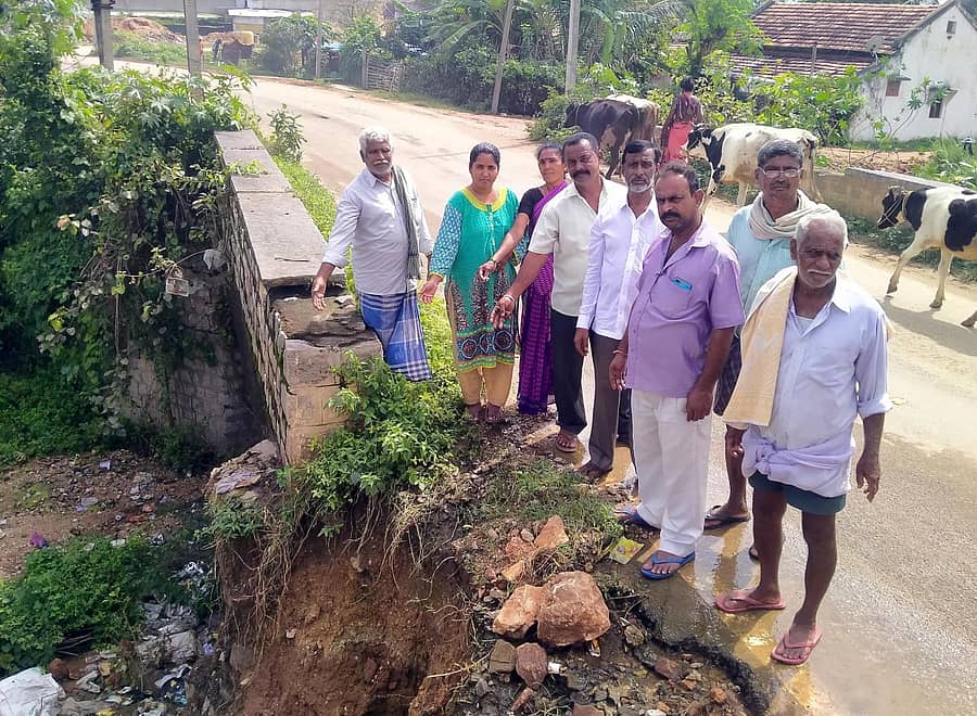 ಚನ್ನಪಟ್ಟಣ ತಾಲ್ಲೂಕಿನ ತಿಟ್ಟಮಾರನಹಳ್ಳಿ ಗ್ರಾಮದ ಬಳಿ ಸೇತುವೆ ಬಳಿ ಭೂಕುಸಿತ ಉಂಟಾಗಿರುವುದನ್ನು ತೋರಿಸಿದ ಗ್ರಾಮಸ್ಥರು