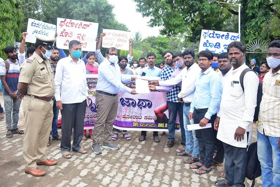 ಹಂಪಿ ಕನ್ನಡ ವಿಶ್ವವಿದ್ಯಾಲಯದ ಸಂಶೋಧನಾ ವಿದ್ಯಾರ್ಥಿಗಳು ಮಂಗಳವಾರ ಹೊಸಪೇಟೆಯಲ್ಲಿ ಹೆಚ್ಚುವರಿ ಜಿಲ್ಲಾಧಿಕಾರಿ ಎಸ್.ಮಹೇಶ್ ಬಾಬು ಅವರಿಗೆ ಮನವಿ ಪತ್ರ ಸಲ್ಲಿಸಿದರು