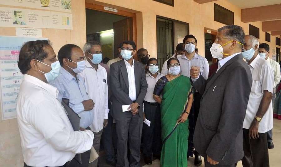 ಲೋಕಾಯುಕ್ತ ನ್ಯಾಯಮೂರ್ತಿ ಪಿ.ವಿಶ್ವನಾಥ್ ಶೆಟ್ಟಿ ಮಂಗಳವಾರ ಉಡುಪಿಯ ಬೋರ್ಡ್ ಹೈಸ್ಕೂಲ್ಗೆ ಭೇಟಿನೀಡಿ ಕೋವಿಡ್ ಮಾರ್ಗಸೂಚಿ ಪಾಲನೆ ಪರಿಶೀಲಿಸಿದರು.