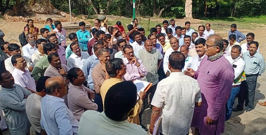 ಹಂಪಿ ಕನ್ನಡ ವಿಶ್ವವಿದ್ಯಾಲಯದ ಅಧ್ಯಾಪಕರ ಸಂಘ ಹಾಗೂ ಬೋಧಕೇತರ ನೌಕರರ ಸಂಘದವರು ಮಂಗಳವಾರ ಕುಲಸಚಿವ ಪ್ರೊ. ಎ. ಸುಬ್ಬಣ್ಣ ರೈ ಅವರಿಗೆ ಮನವಿ ಪತ್ರ ಸಲ್ಲಿಸಿದರು