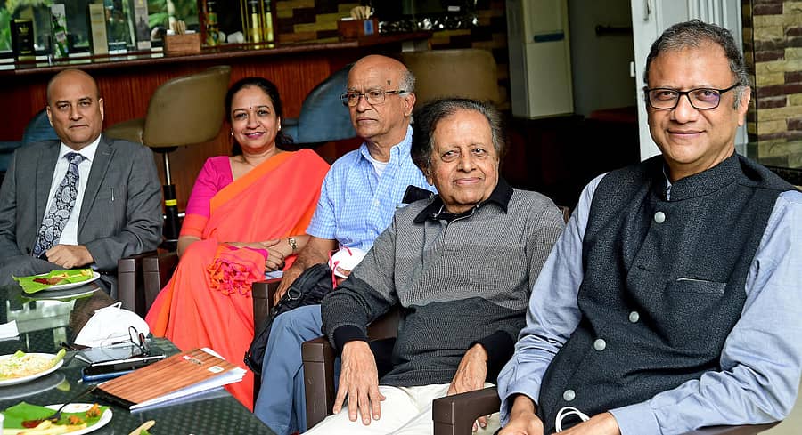 'ಬೆಂಗಳೂರು ಕ್ಲೈಮೇಟ್ ಚೇಂಜ್ ಇನಿಶಿಯೆಟಿವ್ - ಕರ್ನಾಟಕ' ಆಯೋಜಿಸಿದ್ದ ಕಾರ್ಯಕ್ರಮದಲ್ಲಿ (ಎಡದಿಂದ) ಜಗಮೋಹನ್ ಶರ್ಮ, ಡಾ. ಇಂದು ಕೆ. ಮೂರ್ತಿ, ಡಾ.ಎನ್.ಎಚ್ ರವೀಂದ್ರನಾಥ್, ಪ್ರೊ. ಬಿ.ಕೆ ಚಂದ್ರಶೇಖರ್ ಮತ್ತು ಜಯಂತ್ ನಾಡಿಗೇರ್ ಭಾಗವಹಿಸಿದ್ದರು