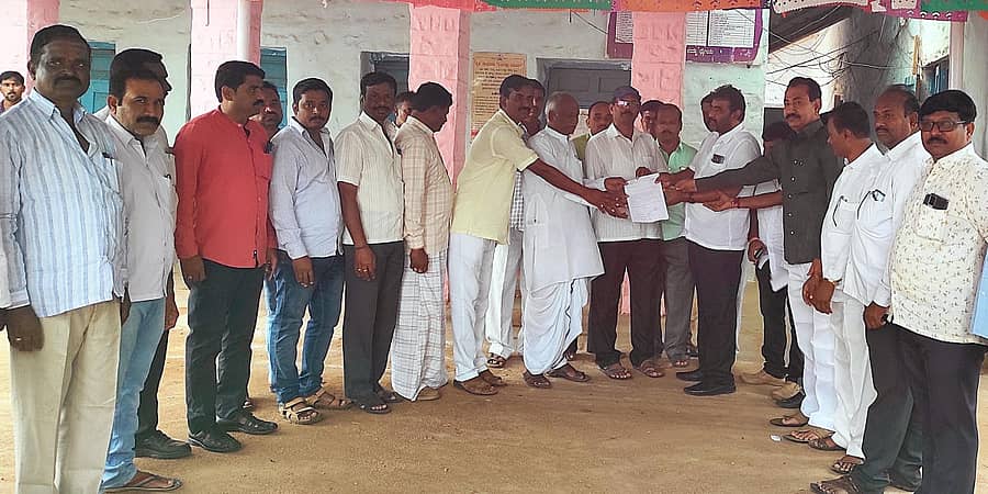 ಹುಣಸಗಿ ತಾಲ್ಲೂಕಿನ ಭತ್ತ ಖರೀದಿದಾರರು ಹಾಗೂ ವರ್ತಕರು ತಹಶೀಲ್ದಾರ್ ಕಚೇರಿ ಅಧಿಕಾರಿಗೆ ಮನವಿ ಸಲ್ಲಿಸಿದರು